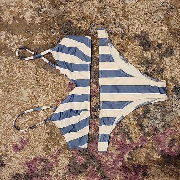 Bikini - Picture 1 of 3